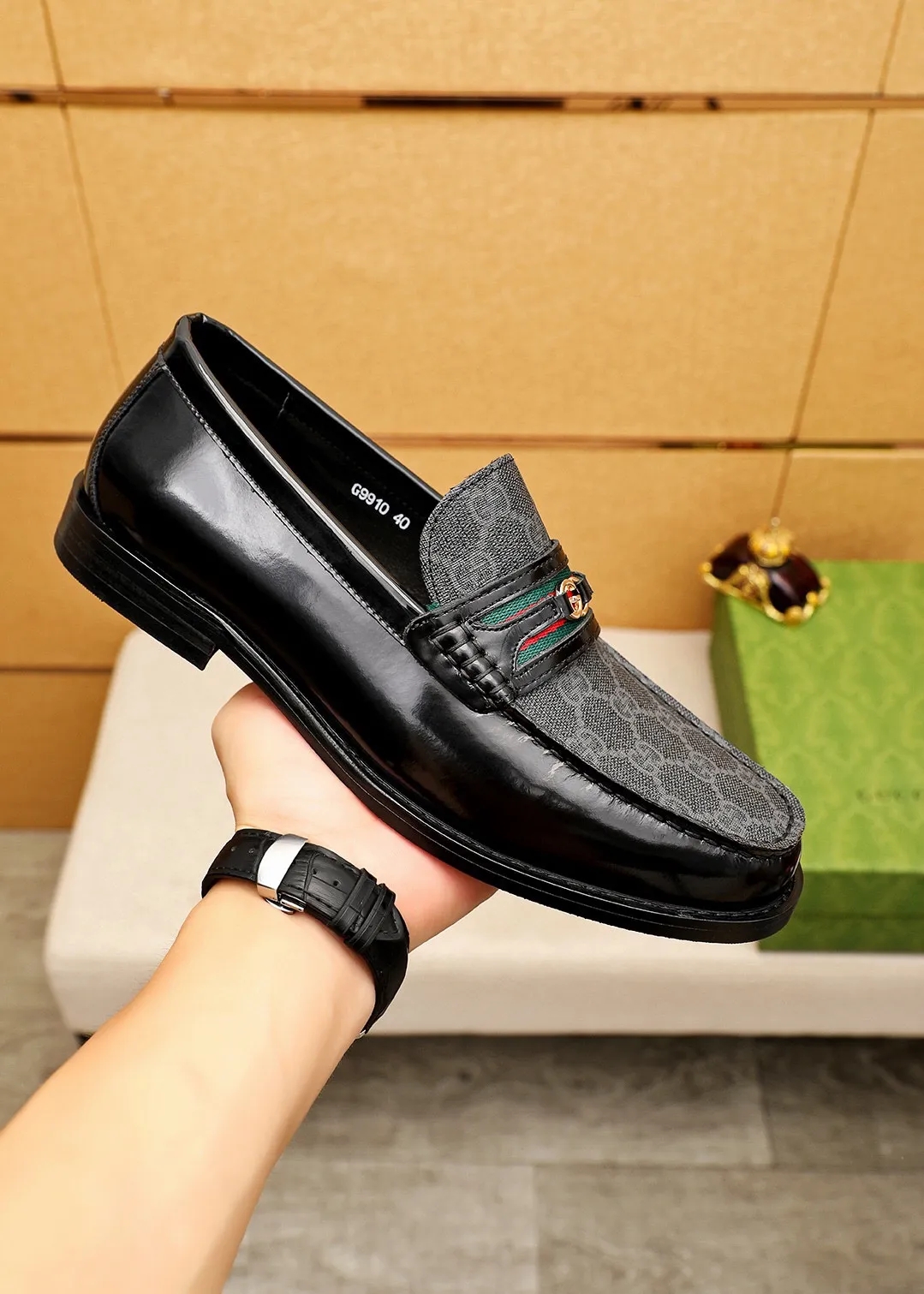 Men's shoes 💰460 💐 Product trademark: GUCCI "Gucci" casual leather shoes Regular size: 38-44 (45🉑️customized) Product materials: Selected imported first-layer open-edge beaded cowhide leather upper + luxury hardware buckle, imported water-dyed cowhide leather lining. Strong three-dimensional visual effect, original combination outsole Color: 2⃣️colors available